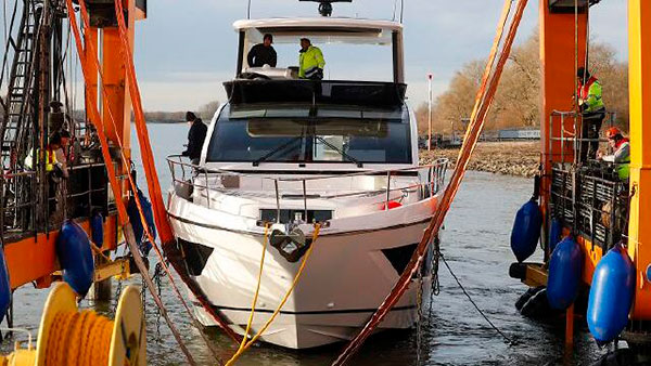 boot Düsseldorf 2026 takes shape as iconic ‘Big Willi’ crane lifts yachts