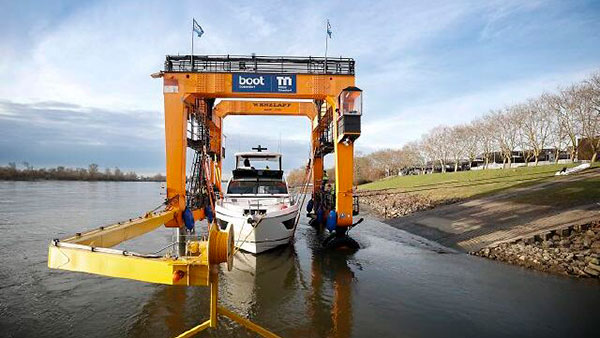 boot Düsseldorf 2026 takes shape as iconic ‘Big Willi’ crane lifts yachts
