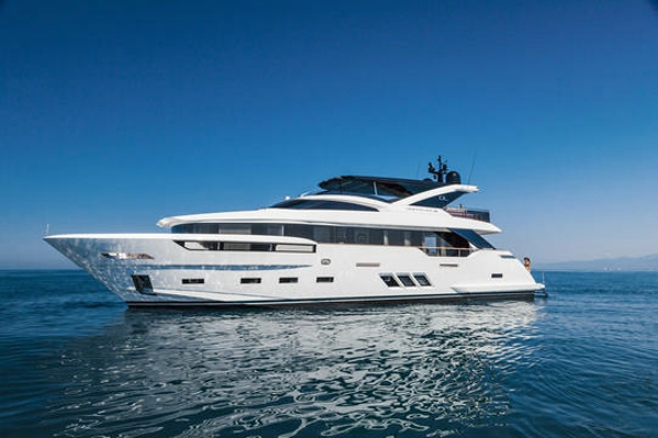 Price cut on Dreamline motor yacht Akira