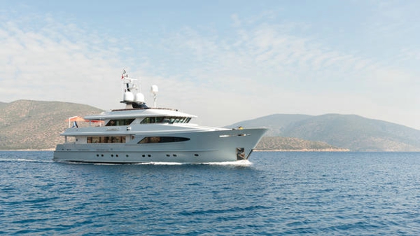 €1.2M price cut on Heesen motor yacht AlumerciA