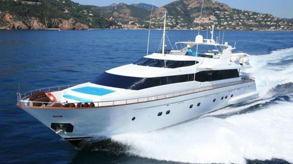 €500,000 price drop on Falcon motor yacht Powdermonkey