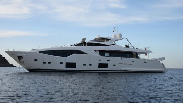 Ferretti Custom Line motor yacht Aynur’a for sale