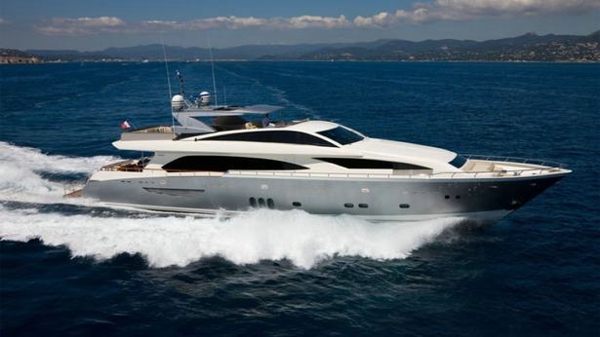 €600,000 price drop on Couach motor yacht Nyota