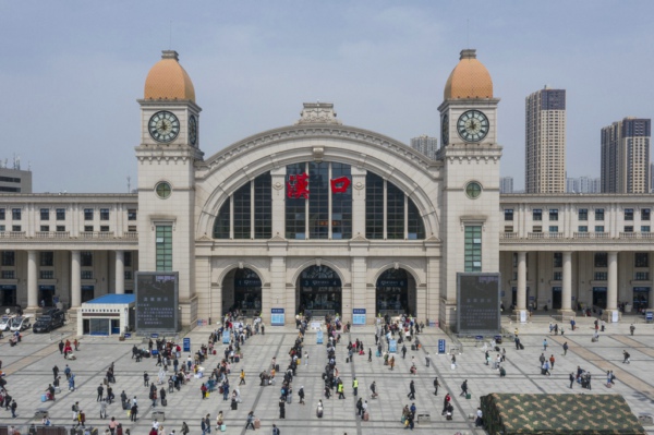 Outbound traffic resumes in Wuhan