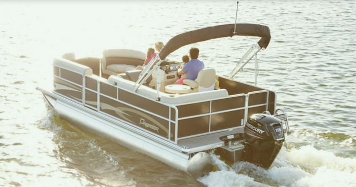 Pontoon boat