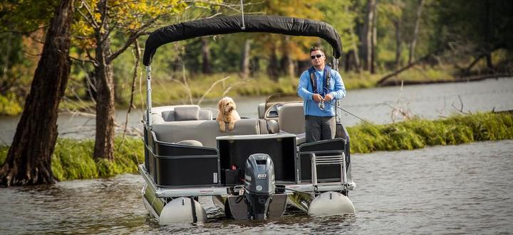 Pontoon boat