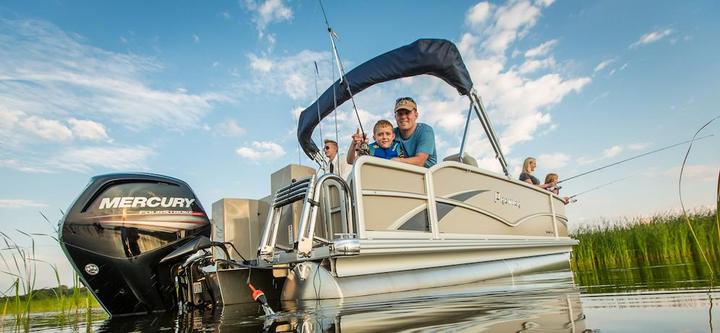 Pontoon boat