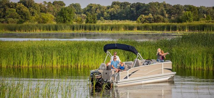 Pontoon boat