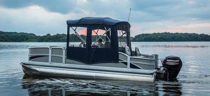 Pontoon boat