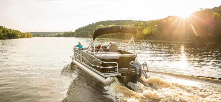 Pontoon boat