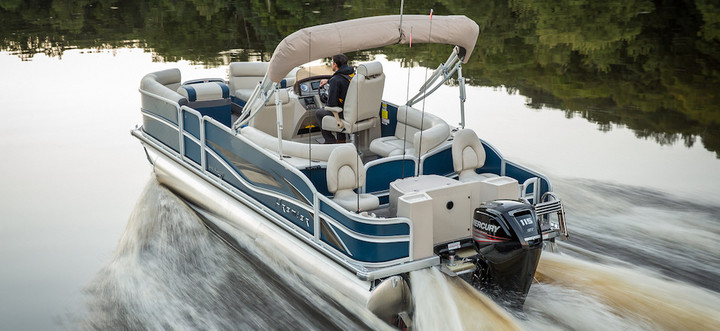 Pontoon boat