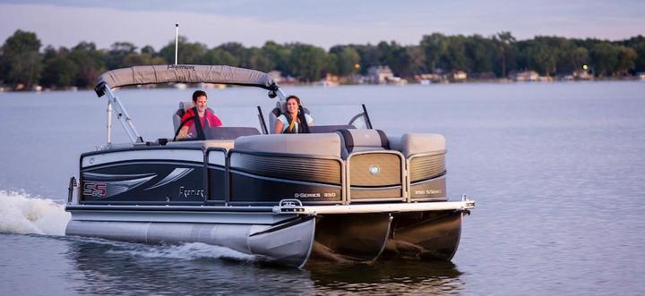 Pontoon boat