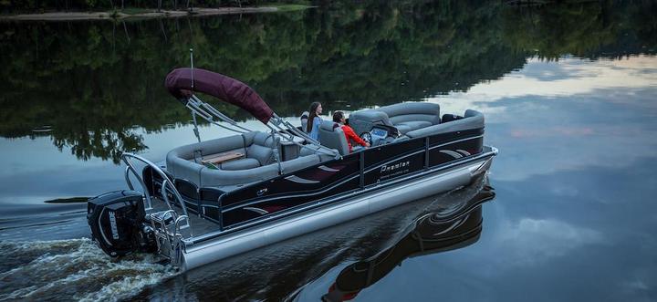 Pontoon boat
