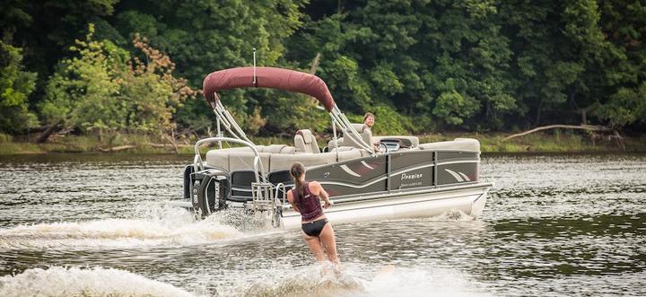 Pontoon boat