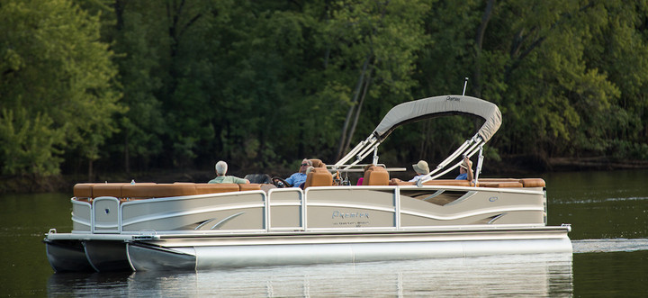 Pontoon boat