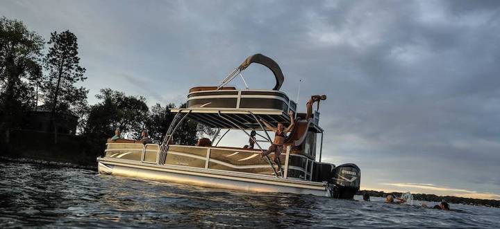 Pontoon boat