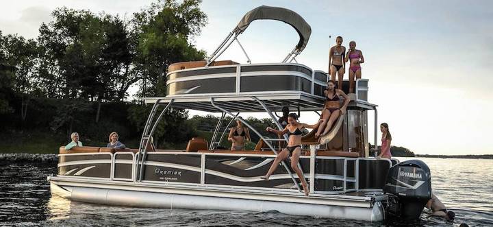 Pontoon boat