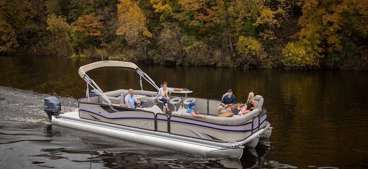 Pontoon boat