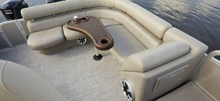 Pontoon boat
