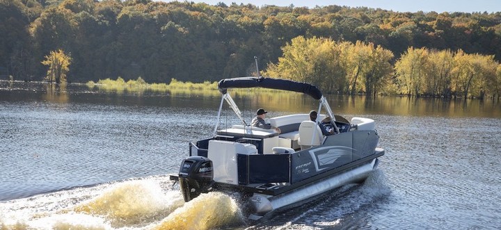 Pontoon boat