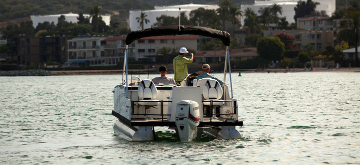 Pontoon boat