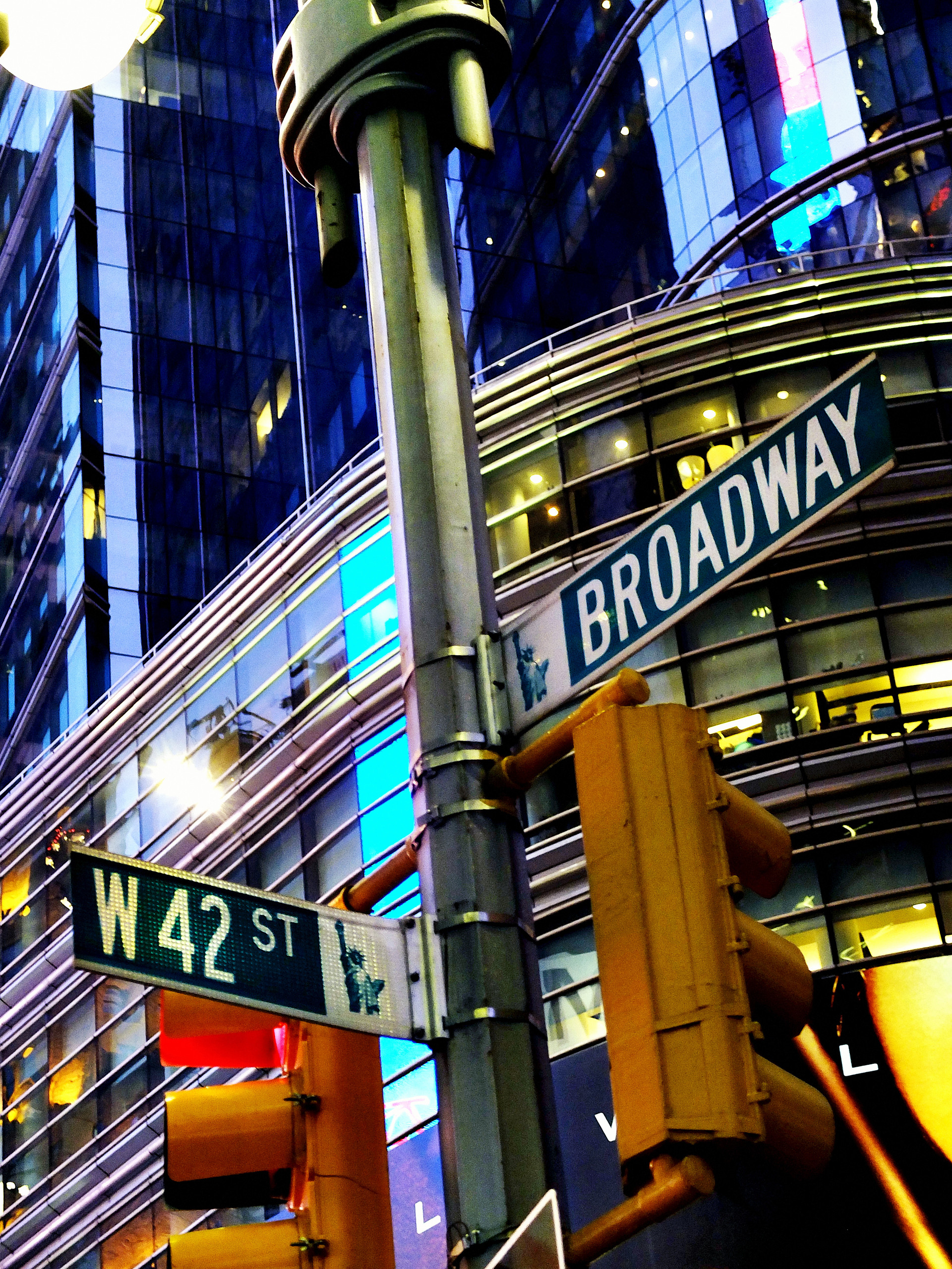 Lego opened the Fifth Avenue flagship store, bringing the famous Broadway stars that was closed during the special period back into the spotlight.