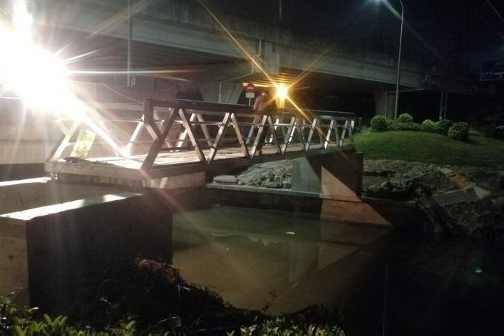 Pedestrian aluminum bridge