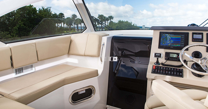 American PURSUIT OS355 boat