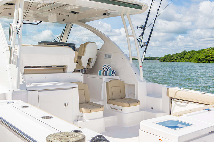 American PURSUIT OS355 boat