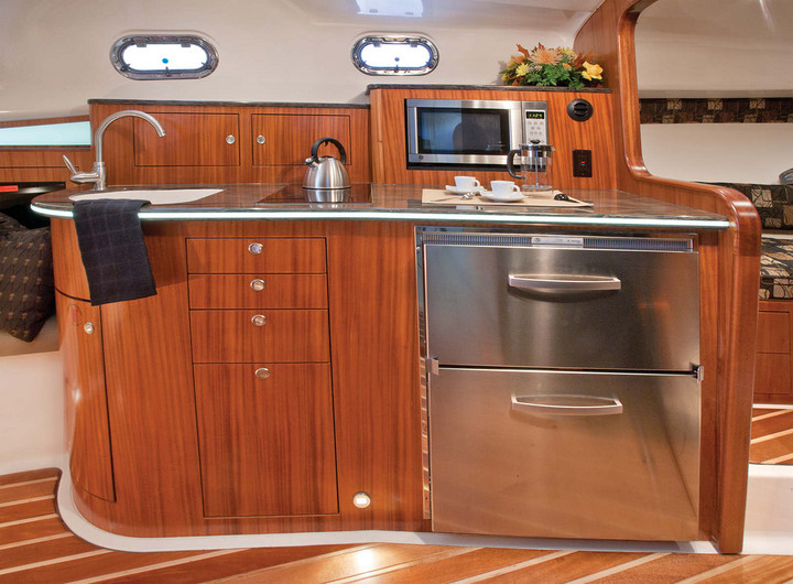 American PURSUIT OS385 boat